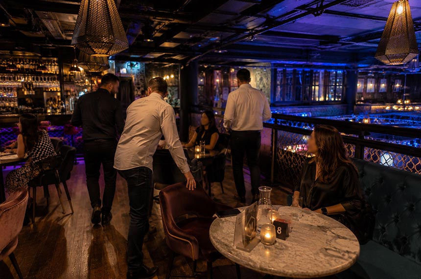 Speed dating guests between conversations